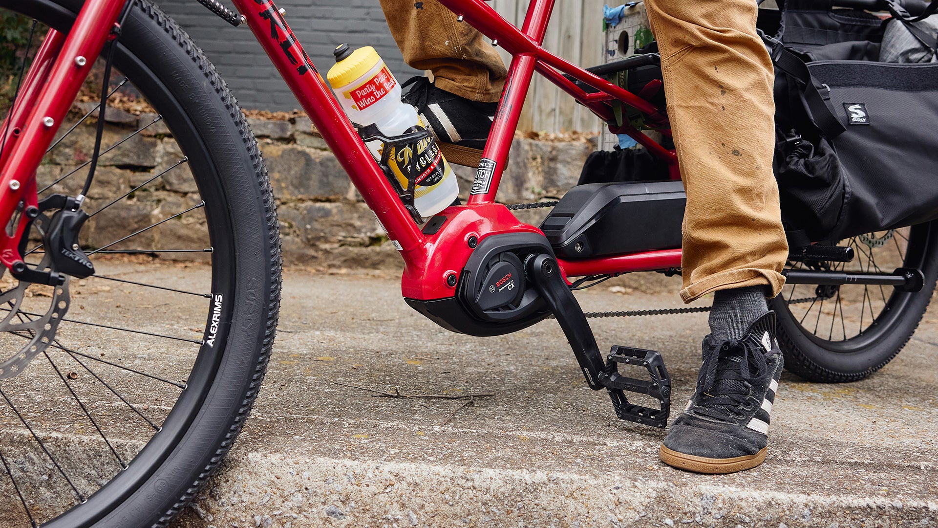 Close-up of Bosch drive unit and battery on Surly Big Easy